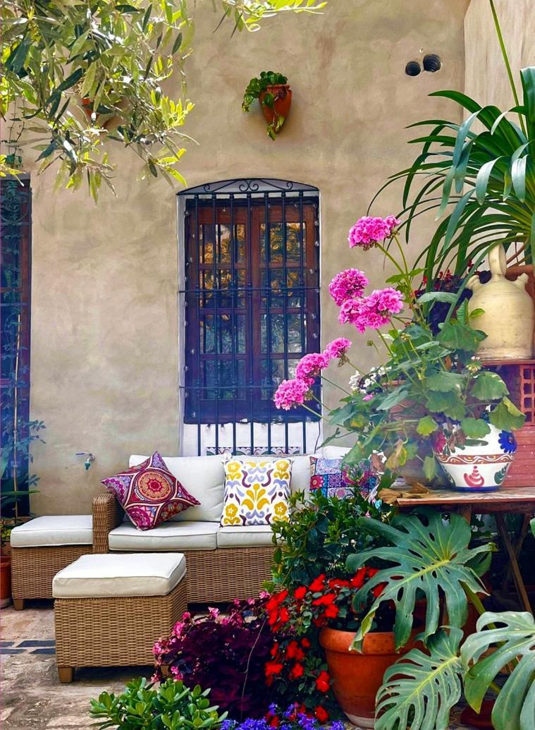 Oliva Courtyard Guesthouse Bagian luar foto